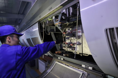 深夜北京朝陽動車所的“動車醫生” 移動CT車保春運安全